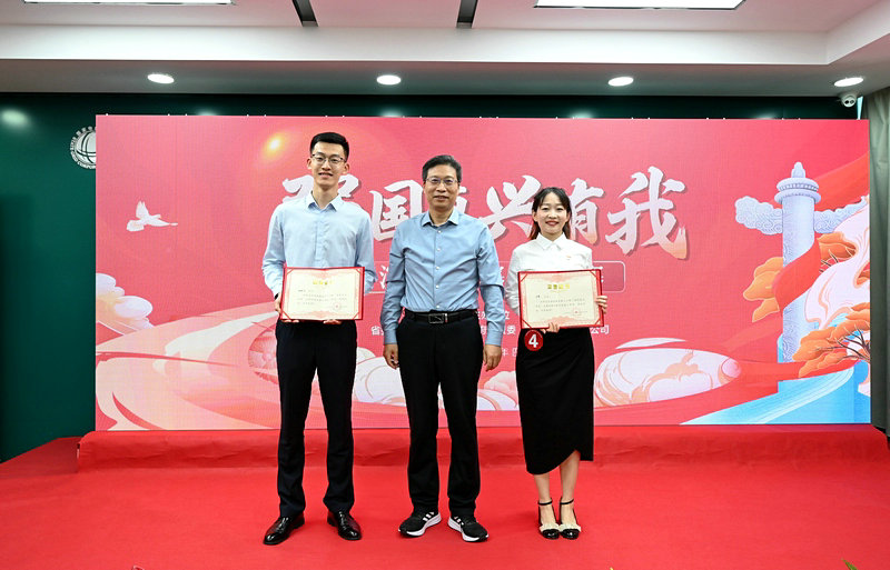 与会领导为李慧（右一）颁奖.png